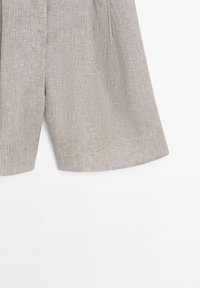 Szare paskowane szorty wykonane z lekkiego materiału, o luźnym kroju, z fałdami z przodu i gładką, subtelną fakturą.