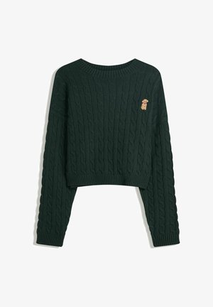 Groene kabelgebreide cropped trui met een geribde halslijn en manchetten. Heeft een geborduurd tan teddybeertje op de linkerborst.