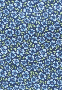 Granatowy materiał z kwiatowym wzorem przedstawiającym jasnoniebieskie kwiaty i zielone liście, równomiernie rozmieszczone i pokrywające całą powierzchnię.