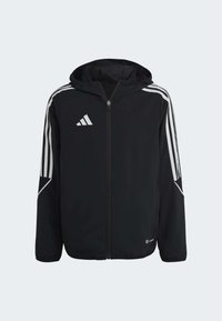 Zwarte ritsjack met capuchon, voorzien van witte gestreepte accenten op de mouwen en een logo op de borst. Gemaakt van lichtgewicht, ademende stof.