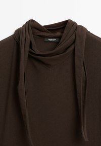 Hnědý top s dlouhými rukávy a drapovaným výstřihem. Vyroben z měkké tkaniny, s asymetrickým spodním lemem a štítkem s brandingem "Massimo Dutti".