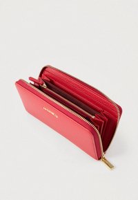 Rode textuur leren portemonnee met gouden rits, meerdere kaartsleuven en een centrale ritsvak voor munten.