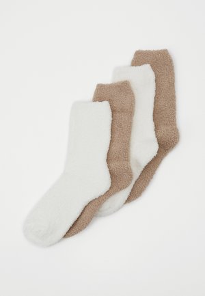 Neljast fuzzy sokist koosnev komplekt beeži ja valgete toonidega. Igal sokil on pehme, tekstuuriga kangas ja see onkruvi kõrgusega disain.