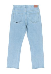 Jeans de denim azul claro con un diseño de pierna recta, que presentan bolsillos traseros y un pequeño detalle de logo negro sobre el bolsillo derecho.