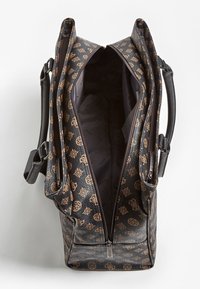Sac moyen à motif noir et marron de Guess, avec des compartiments à double fermeture éclair et des poignées noires, ouvert pour montrer un intérieur vide.
