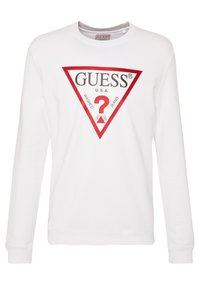 Sudadera blanca con un logo triangular rojo que incluye "GUESS," "U.S.A." y otro texto. Mangas largas y puños acanalados, fabricada en un tejido suave.