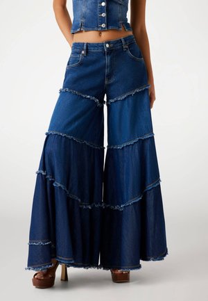 GLOCKIGE WIDE - Flared Jeans - blau