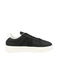 Sneaker in pelle nera con una texture liscia, dotati di suola in gomma bianca, punta rotonda e design classico con lacci.