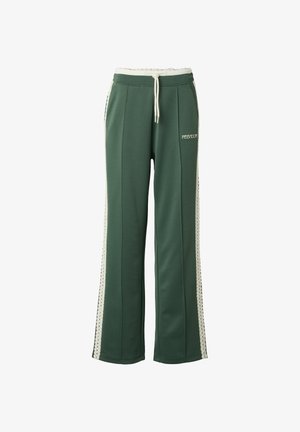 Pantaloni sportivi verde scuro a gamba larga con strisce laterali in pizzo bianco, vita con coulisse e piccolo logo bianco "PEGADOR" sull'anca sinistra.