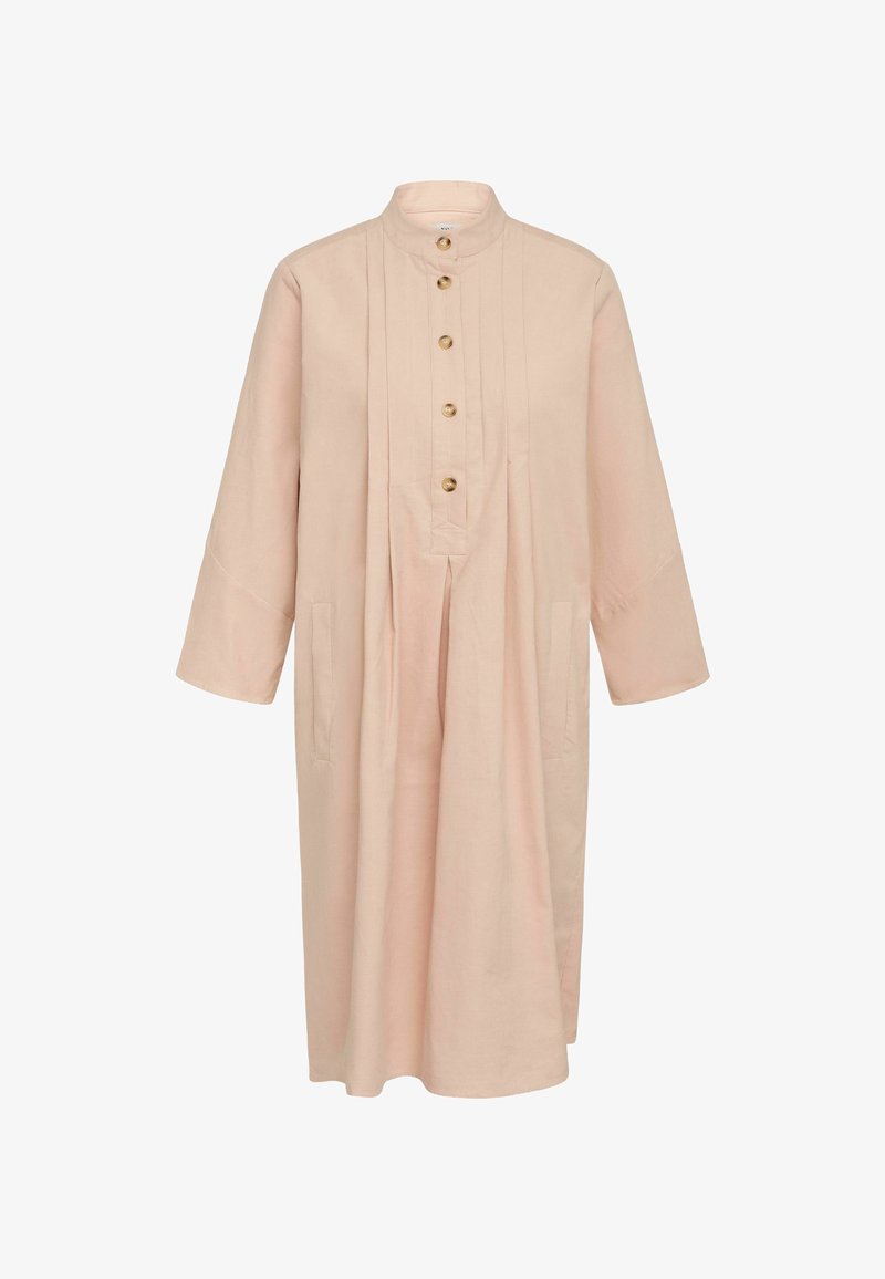 Rochie lungă, cu mâneci lungi, de culoare roz deschis, din in, având un guler înalt, un sistem de închidere cu butoni, detalii cu placket și buzunare laterale.