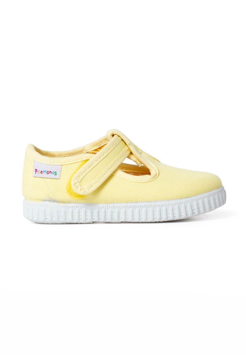 Scarpa gialla in cotone con cinturino Velcro, caratterizzata da un design con ritagli laterali, suola in gomma bianca e texture antiscivolo per una migliore aderenza.
