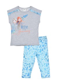 Haut gris à manches courtes avec des impressions de personnages animés et le texte "Croyez en la voie" ; associé à des leggings bleu clair avec des motifs de fougères.