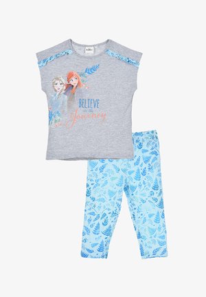 Haut gris à manches courtes avec des impressions de personnages animés et le texte "Croyez en la voie" ; associé à des leggings bleu clair avec des motifs de fougères.