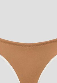 Bas de bikini marron avec des accents élastiques blancs. Texture lisse, bord festonné à la taille, design à couverture minimale.