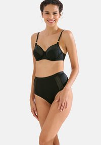 Zwart lingerieset bestaande uit een gestructureerde ondergoed-bh met mesh details en hooggeknoopte onderstukken. Glad materiaal, elegante uitstraling en verstelbare bandjes.