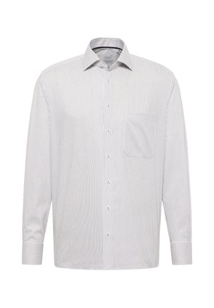 Chemise à manches longues rayée blanche et grise, avec un col à boutons, une poche avant, et des boutons sur le devant et aux poignets.