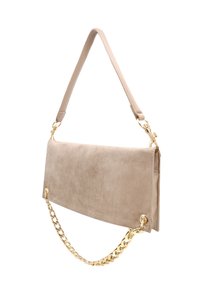 Borsa beige in suede con catena e manici in pelle. Forma rettangolare, superficie liscia, con accessori in metallo dorato e design minimalista.