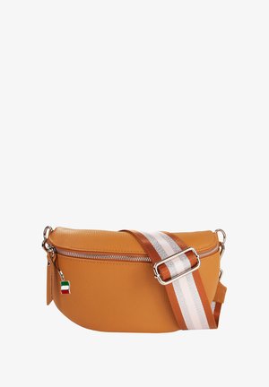 Tan leren schoudertas met zilveren rits en verstelbare stoffen schouderband in bruine, witte en grijze strepen, voorzien van een kleine vlaggencharme.