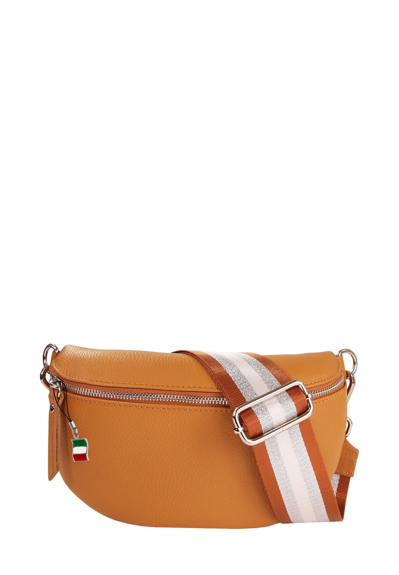 Tan leren schoudertas met zilveren rits en verstelbare stoffen schouderband in bruine, witte en grijze strepen, voorzien van een kleine vlaggencharme.