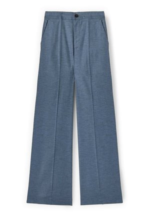 Blauwe wijde broek met een knoopsluiting in de taille, steekzakken aan de zijkant en voorplooien op een witte achtergrond.