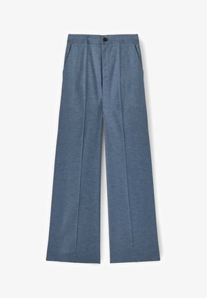 Blauwe wijde broek met een knoopsluiting in de taille, steekzakken aan de zijkant en voorplooien op een witte achtergrond.