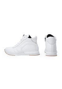 Weiße Leder-Sneaker mit einem hohen Design, gepolstertem Kragen und Schnürung an der Vorderseite. Gummisohle mit subtiler Textur und gestickten Akzenten.