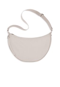 Beige színű, félhold alakú keresztpántos táska állítható pánttal és cipzáras záródással, fehér háttér előtt.