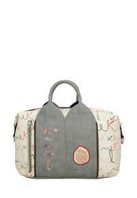 Strukturierte graue und cremefarbene Tasche mit abstraktem Schriftzug-Design, abgerundeten Griffen und rotem Emblem. Beinhaltet ein Reißverschlussfach.