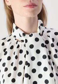 kate spade new york BREEZY DOT TIE NECK SHIRT - Blúzka so zapínaním na gombíky - black/cream