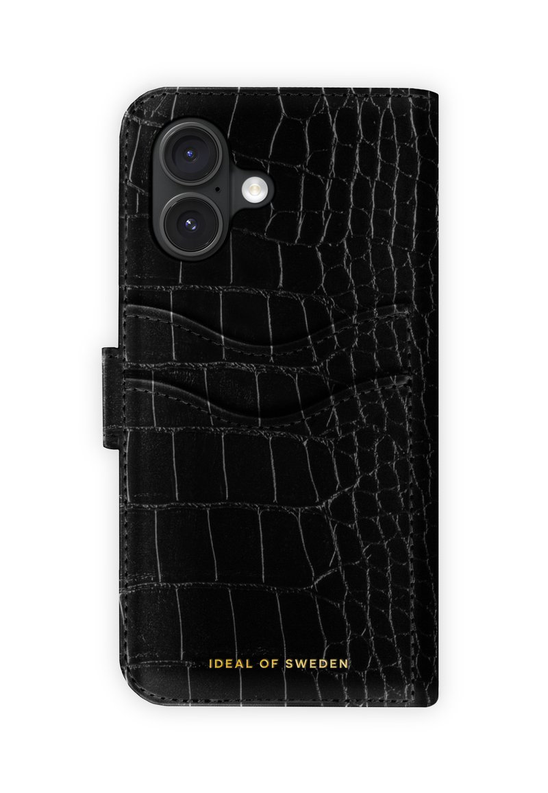 Custodia per telefono in pelle nera con motivo coccodrillo, superficie strutturata, scomparto laterale per carte e logo dorato sul fondo. Si chiude saldamente con una patta.