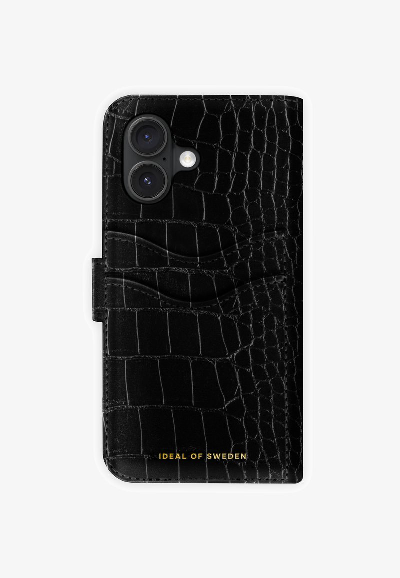 Custodia per telefono in pelle nera con motivo coccodrillo, superficie strutturata, scomparto laterale per carte e logo dorato sul fondo. Si chiude saldamente con una patta.