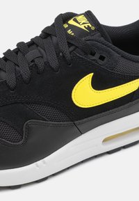 Nike Sportswear AIR MAX 1 - Tenisice - black/opti yellow