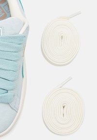 Puma UNISEX - Gördeszkacipők - dewdrop/warm white