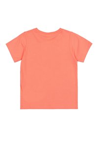 Camiseta de manga corta en color coral, hecha de algodón suave, con cuello redondo y una textura simple y lisa sin patrones ni acentos.