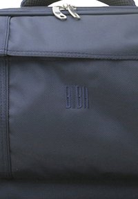 Bolsa de tela azul marino con una superficie texturizada, que cuenta con un cierre de cremallera y las iniciales en relieve "BBN" en la parte frontal, diseñada para la durabilidad y la utilidad.