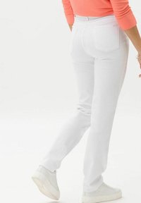 Jeans de mezclilla blanca con un diseño de pierna recta, cintura de altura media y dos bolsillos traseros. El material parece suave, adecuado para un uso casual.