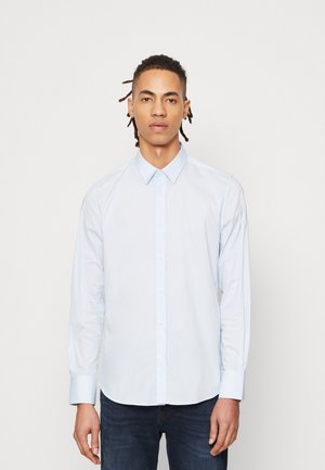 Camisa de manga larga azul claro con botones en la parte delantera, cuello y puños. Presenta una textura de tela suave y un diseño ajustado.