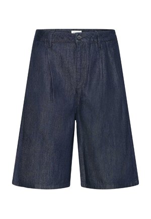 Shorts en denim foncé avec une coupe à jambe droite, des plis à l'avant et une fermeture par un bouton unique à la taille.
