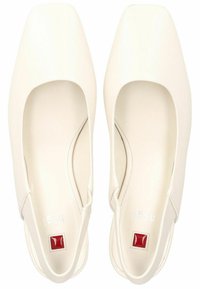 Scarpe slingback bianche in pelle con punta quadrata, texture liscia e un logo rosso di accento sulla soletta. Il design pulito mette in risalto la semplicità.