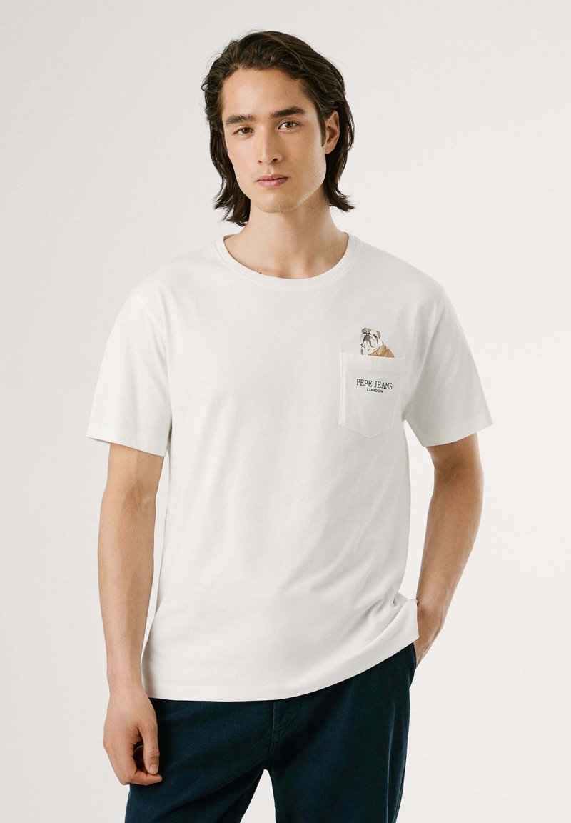 Witte T-shirt met korte mouwen van katoen, met een zakje waarop een bulldogillustratie en de tekst "Pepe Jeans London" staan.
