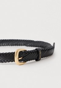 Μαύρη υφαντή δερμάτινη ζώνη με αγκράφα από μέταλλο σε χρυσή απόχρωση, ανάγλυφη λεπτομέρεια λογότυπου και λείο υλικό. Ελαφρύς και ευέλικτος σχεδιασμός.
