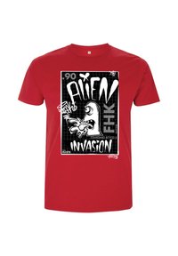Rød bomulds T-shirt med et sort-hvidt grafisk design, der viser en alien-figur med teksten "ALIEN INVASION" i fed skrift.
