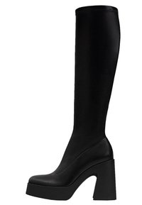 Botte noire haute, en cuir lisse, avec une semelle plateforme épaisse et un talon rectangulaire audacieux. Design élégant et ajusté.