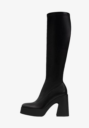 Stivale nero al ginocchio realizzato in pelle liscia, con una suola piattaforma robusta e un tacco rettangolare audace. Design elegante e aderente.
