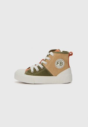 Højtop sneakers med grønne og beige stofpaneler, hvide snørebånd, tyk hvid sål og cirkulært "FB Since 2015" mærke på siden.