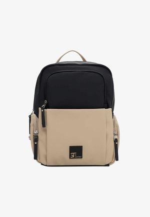 Sac à dos en tissu noir et beige, doté d'une poignée supérieure, d'une poche avant zippée et d'un patch logo noir. Texture lisse.