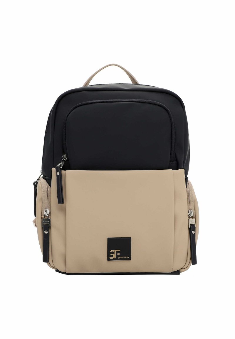 Plecak wykonany z czarnej i beżowej tkaniny, wyposażony w górny uchwyt, przednią kieszeń na zamek oraz czarną naszywkę z logo. Gładka faktura.