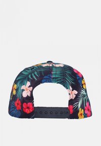 Casquette avec un motif floral noir mettant en avant des fleurs rouges, jaunes et roses, ainsi que des feuilles vertes. Sangle réglable en plastique à l'arrière.