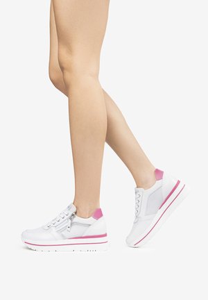 Sneaker bianche con dettagli rosa, pannelli in rete e chiusura con zip. Presentano una suola bianca spessa con una striscia rosa.
