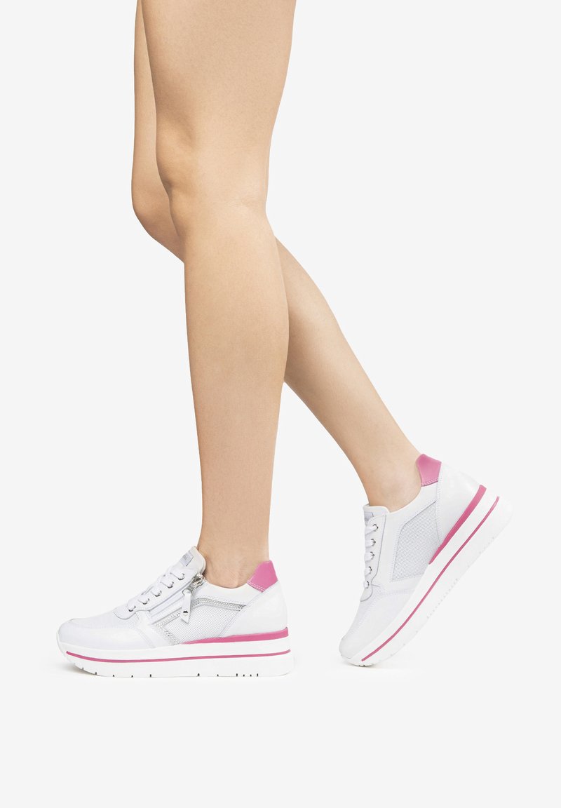 Sneaker bianche con dettagli rosa, pannelli in rete e chiusura con zip. Presentano una suola bianca spessa con una striscia rosa.
